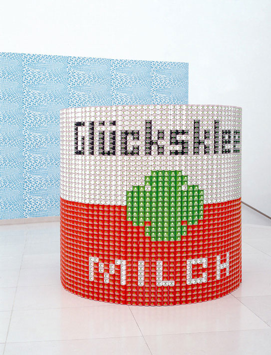 Thomas Bayrle. Glücksklee Can, 1969/1996. Evaporated milk cans, 70 7/8 x 70 7/8 x 70 7/8 in (180 x 180 x 180 cm). Photograph: Rolf Abraham.