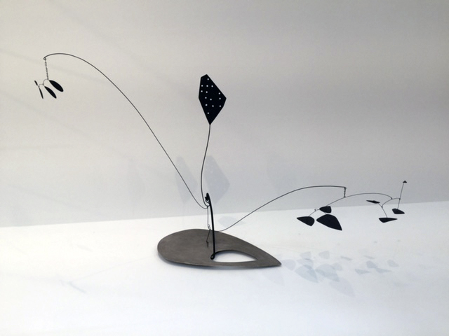 Alexander Calder. The Water Lily, c. 1945. Sheet metal, wire, and paint, 54 × 91 in (137.2 × 231.1 cm). Philadelphia Museum of Art; gift of Frances and Bayard Storey in memory of Anne d’Harnoncourt, 2013. Photograph: Jill Spalding.