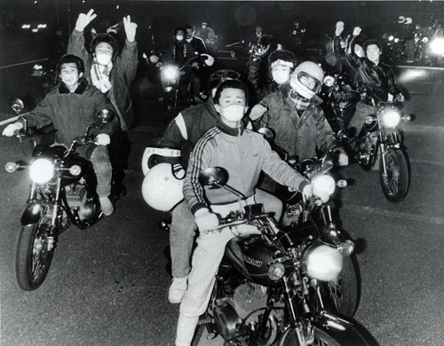 <p><em>Bosozoku on the road</em>, 1978. Photo: © The Mainichi Shinbun
