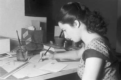 Lygia Pape in her studio, 1953. Black and white photograph, 8.6 x 11.5 cm. © Projeto Lygia Pape.
